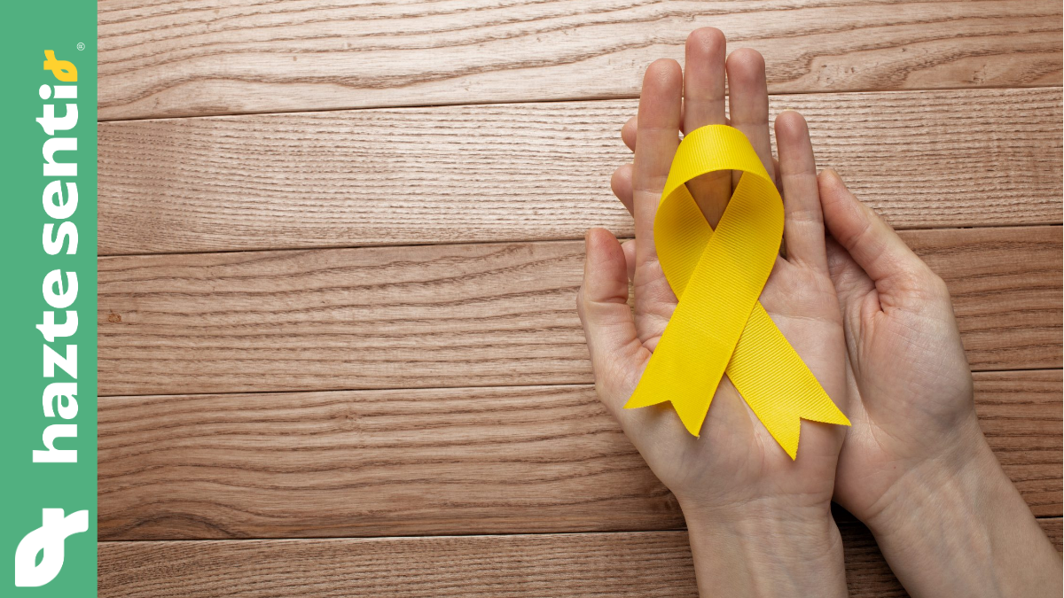 Dos manos dando con un moño amarillo representando el día mundial de la prevención del suicidio