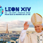 Papa León XIV durante su viaje apostólico a Francia, con la Catedral de Notre-Dame de fondo