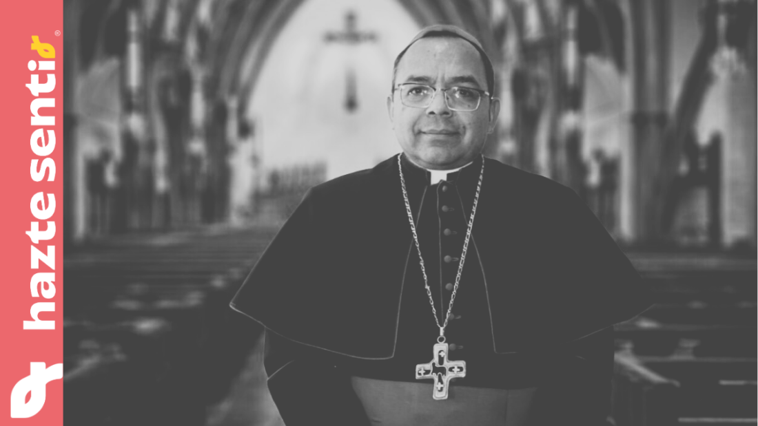 Monseñor Juan Espinoza Jiménez, obispo de Aguascalientes, en el altar durante una misa, representando la firmeza frente a las amenazas.