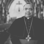 Monseñor Juan Espinoza Jiménez, obispo de Aguascalientes, en el altar durante una misa, representando la firmeza frente a las amenazas.