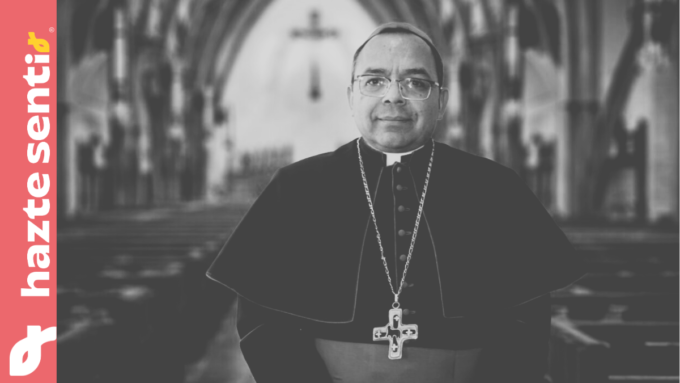 Monseñor Juan Espinoza Jiménez, obispo de Aguascalientes, en el altar durante una misa, representando la firmeza frente a las amenazas.