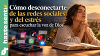 Persona deja el teléfono a un lado y permanece en silencio junto a una ventana mientras sostiene un rosario, como símbolo de desconexión digital y oración.