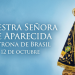 Cartel conmemorativo de Nuestra Señora de Aparecida, patrona de Brasil, con la imagen de la Virgen y la fecha 12 de octubre