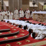Sacerdote joven rezando en una capilla, símbolo del aumento en el número de sacerdotes en el mundo