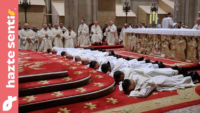 Sacerdote joven rezando en una capilla, símbolo del aumento en el número de sacerdotes en el mundo