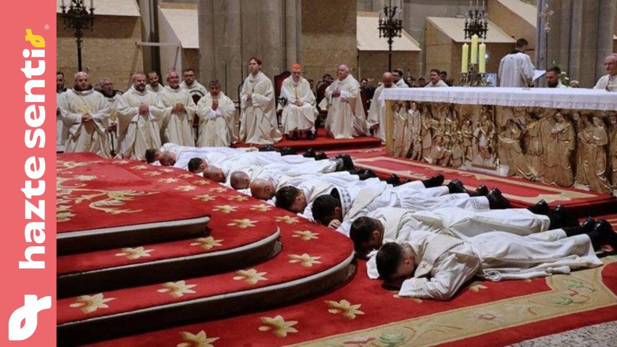 Sacerdote joven rezando en una capilla, símbolo del aumento en el número de sacerdotes en el mundo