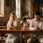 Familia católica rezando junta durante la Misa, imagen del sacrificio vivo que ofrece la vida a Dios