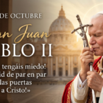 San Juan Pablo II besando el crucifijo pastoral frente a la Basílica de San Pedro en Roma, con la frase ¡No tengáis miedo!