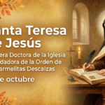 Mujer en silencio junto a una ventana de piedra con un libro abierto y la muralla de Ávila al fondo, en recuerdo de Santa Teresa de Jesús