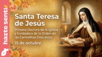 Mujer en silencio junto a una ventana de piedra con un libro abierto y la muralla de Ávila al fondo, en recuerdo de Santa Teresa de Jesús