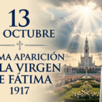 Peregrinos con rosarios mirando al cielo en el santuario de la Virgen de Fátima, con el sol abriéndose paso entre las nubes