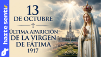 Peregrinos con rosarios mirando al cielo en el santuario de la Virgen de Fátima, con el sol abriéndose paso entre las nubes